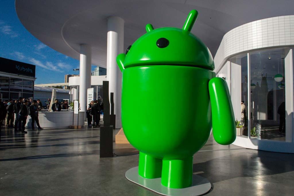 Das Maskottchen von Googles Mobil-Betriebssystem Android (Symbolbild). - Foto: Andrej Sokolow/dpa