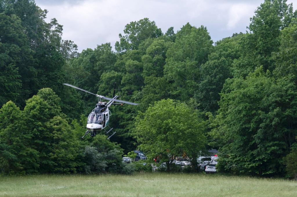 Einsatz von Polizei und Sicherheitskräften in der Nähe der Absturzstelle in Leipers Fork im US-Bundesstaat Tennessee. - Foto: Nicole Hester/The Tennessean/AP/dpa