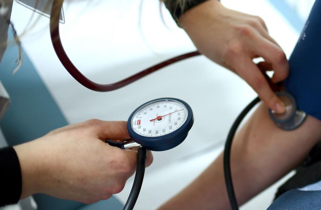 Zwischen 20 und 30 Millionen Menschen sind in Deutschland von Bluthochdruck betroffen. - Foto: Britta Pedersen/dpa-Zentralbild/dpa