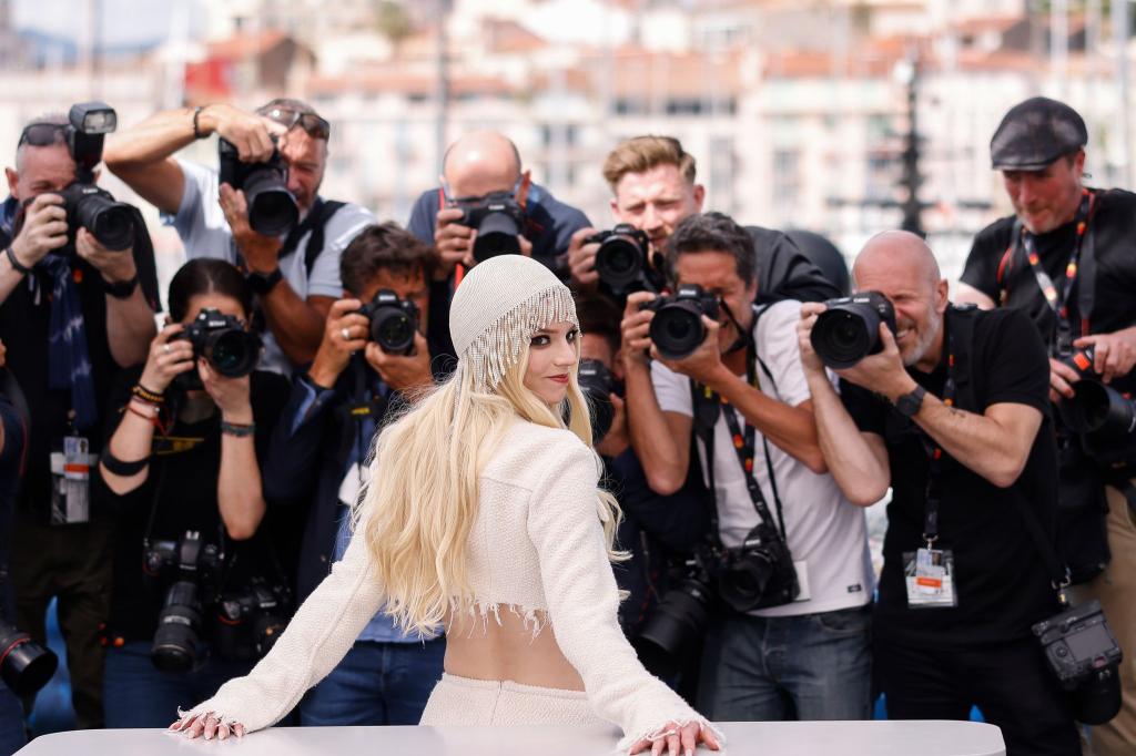 Anya Taylor-Joy wurde mit «Das Damengambit» berühmt, nur wenig später steht sie schon auf dem roten Teppich der Filmfestspiele in Cannes. Auch dank der Strass-besetzten Kopfbedeckung mit langen Glitzer-Fransen war sie ein echter Hingucker. - Foto: Vianney Le Caer/Invision/AP/dpa