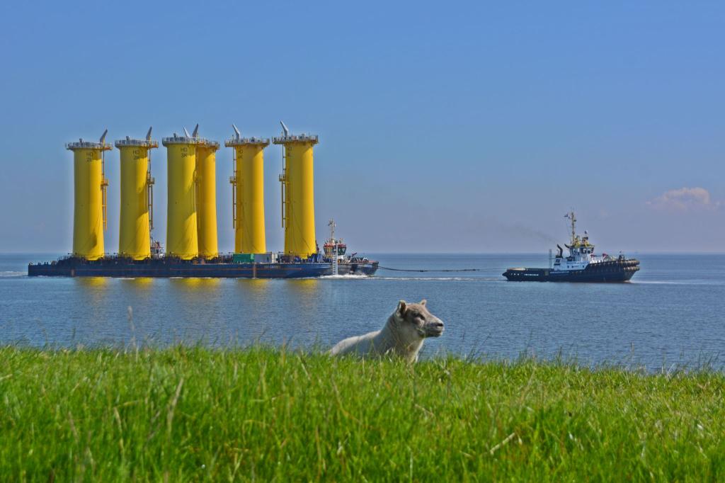 Die sogenannten Transition Pieces für den Offshore-Windpark «He Dreiht» werden bereits transportiert. - Foto: Magnus Reinke OIM/EnBW/dpa