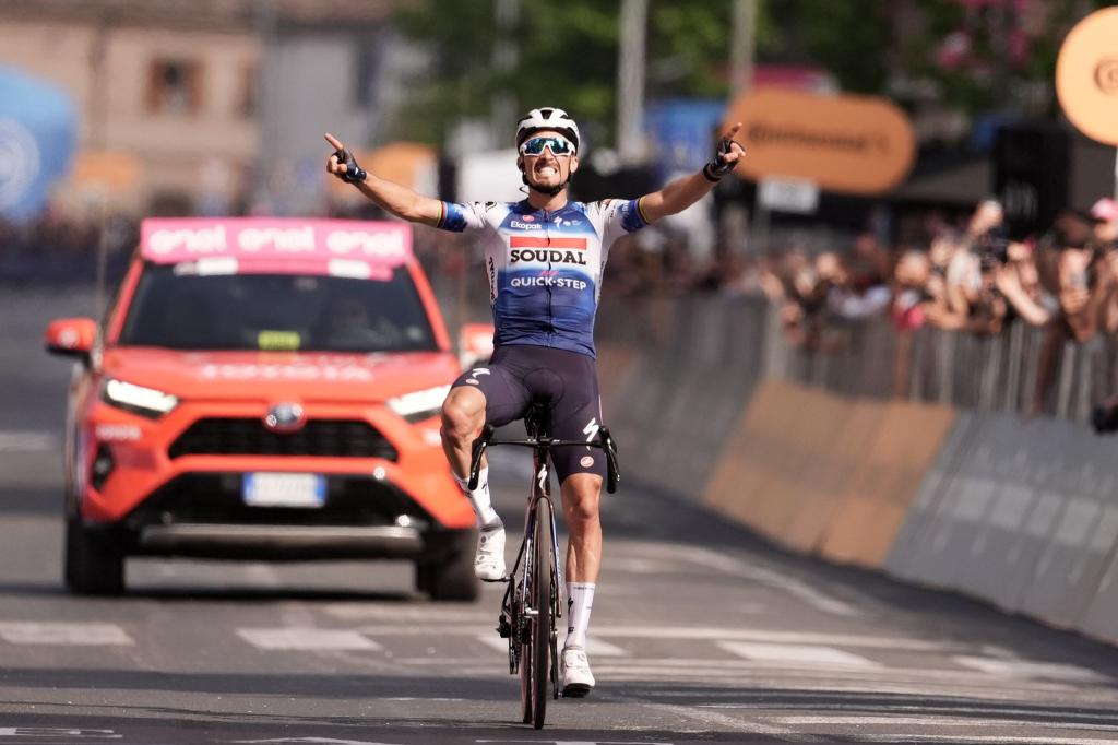 Der Franzose Julian Alaphilippe vom Team Soudal Quickstep darf sich freuen - der Etappensieg bei der UCI WorldTour in Italien gehört ihm. - Foto: Massimo Paolone/LaPresse via ZUMA Press/dpa