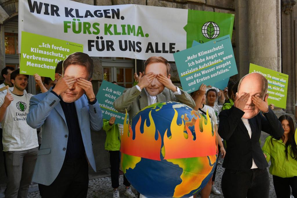 Vor dem Oberverwaltungsgericht Berlin-Brandenburg protestierten Aktivisten der Deutschen Umwelthilfe. - Foto: Paul Zinken/dpa