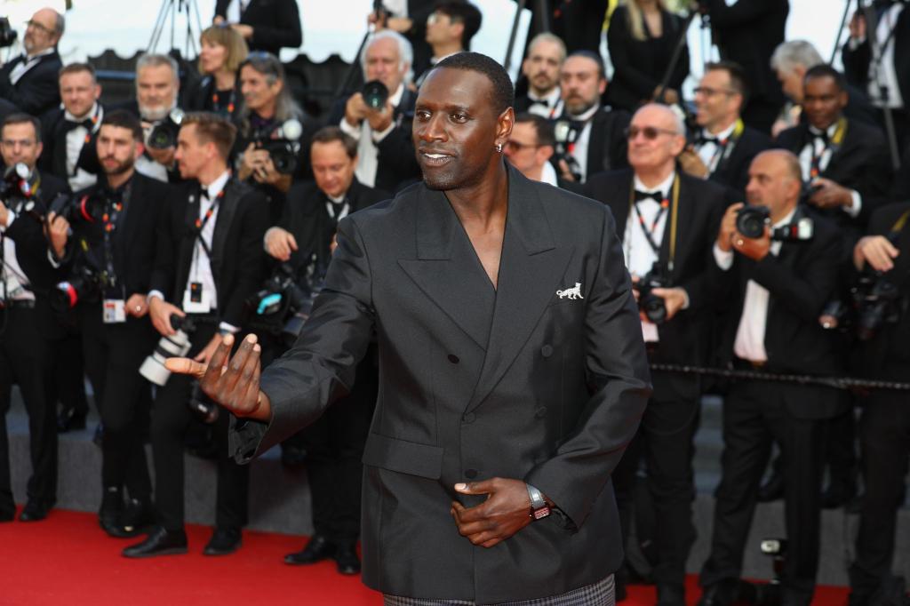 Bei den Filmfestspielen in Cannes laufen die ganz großen Stars über den roten Teppich. Auch Omar Sy ließ sich das Spektakel an der Côte d’Azur nicht entgehen. Bekannt ist der 46-Jährige unter anderem aus dem Film «Ziemlich beste Freunde» und der Erfolgsserie «Lupin». - Foto: Mickael Chavet/ZUMA Press Wire/dpa