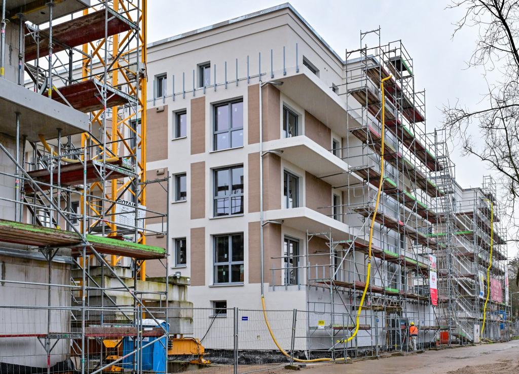 Im März wurde nach offiziellen Angaben der Neubau von 14.700 Wohnungen genehmigt. - Foto: Patrick Pleul/dpa