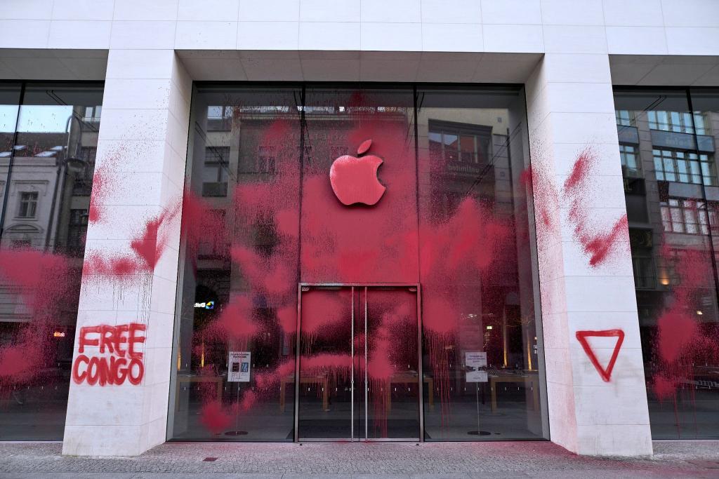 Das fällt auf: Umweltaktivisten von Scientist Rebellion haben in Berlin einen Apple-Store beschmiert. Damit wollen sie gegen die gefährlichen Arbeitsbedingungen bei der Gewinnung des für Handys und andere Produkte benötigten Rohstoffs Kobalt in der Demokratischen Republik Kongo protestieren. - Foto: Michael Ukas/TNN/dpa/dpa