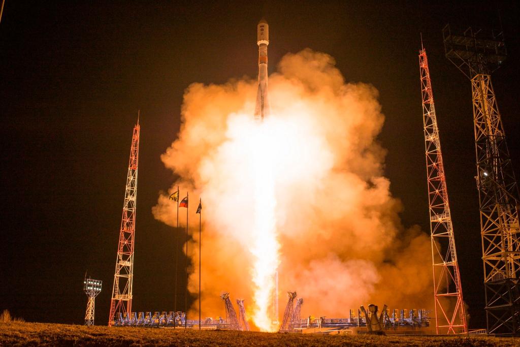 Hautnah beim Start dabei: Eine Sojus-2.1b-Rakete mit Raumfahrzeugen des russischen Verteidigungsministeriums hebt im Norden Russlands ab. - Foto: ---/Rusian Defense Ministry Press Service/AP/dpa