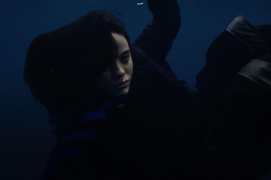 Billie Eilish allein unter Wasser. - Foto: Universal Music/dpa