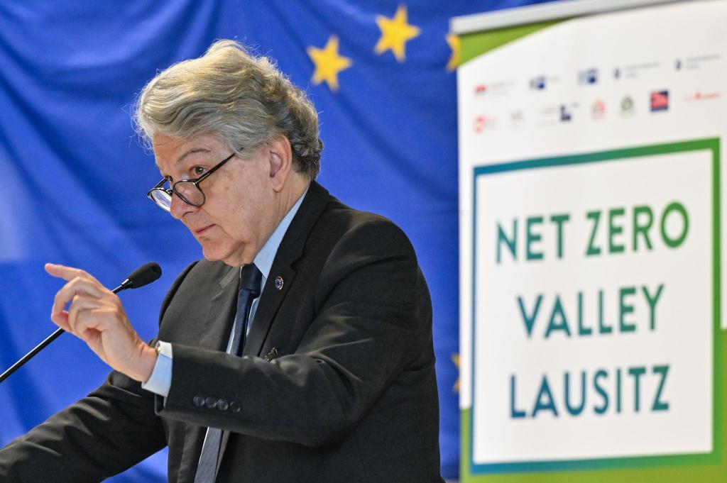 Industriekommissar Thierry Breton über das «Netto-Null-Valley»: «Die EU-Kommission ist bereit, dieses Vorhaben zu unterstützen.» - Foto: Patrick Pleul/dpa