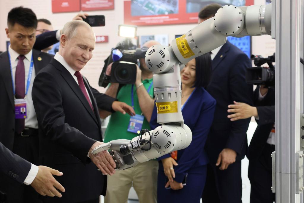 Auf diesem von der staatlichen russischen Nachrichtenagentur Sputnik via AP veröffentlichten Foto besucht der russische Präsident Wladimir Putin eine Ausstellung im Harbin Institute of Technology in Harbin in der nordostchinesischen Provinz Heilongjiang. - Foto: Mikhail Metzel/Pool Sputnik Kremlin/AP/dpa