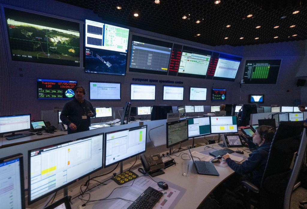 Das Satelliten-Kontrollzentrum der ESA. - Foto: Boris Roessler/dpa