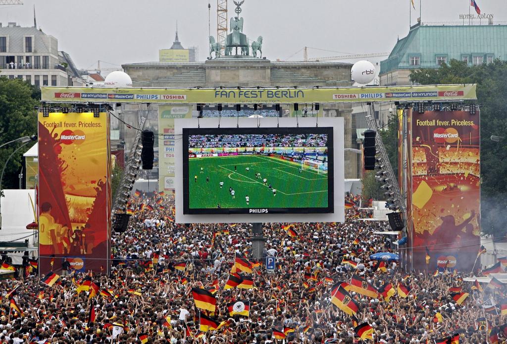 Tausende Zuschauer verfolgen 2006 auf der Fanmeile am Brandenburger Tor in Berlin das WM-Fußballspiel zwischen Deutschland und Argentinien. - Foto: Marcel Mettelsiefen/dpa