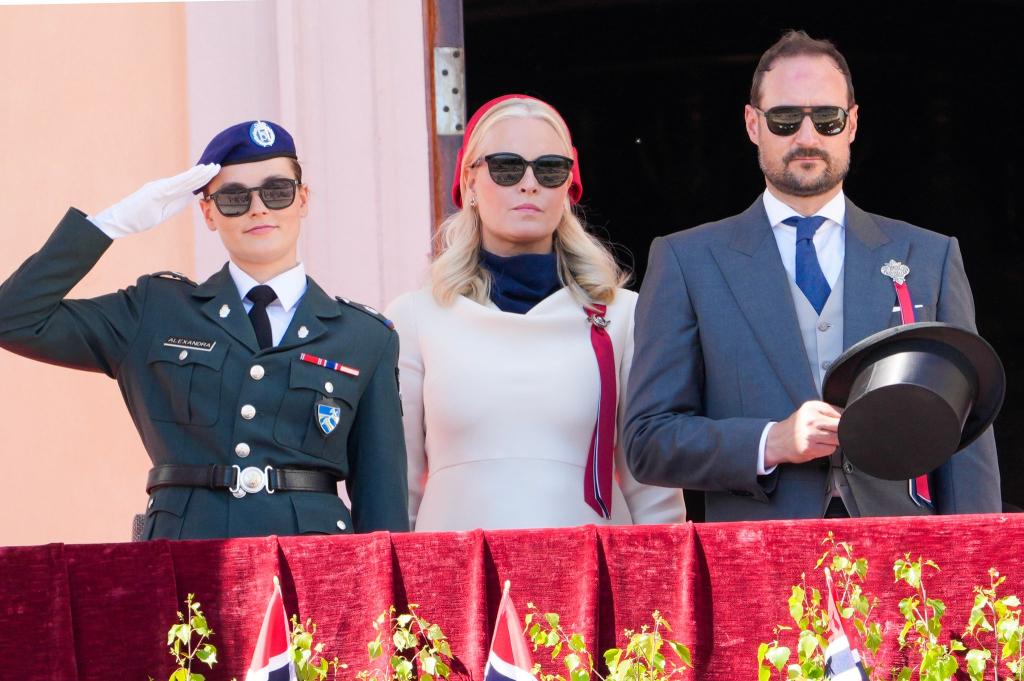 Kronprinzessin Mette-Marit (M), Kronprinz Haakon (r) und Prinzessin Ingrid Alexandra begrüßen den Kinderzug vom Schlossbalkon. - Foto: Heiko Junge/NTB/dpa