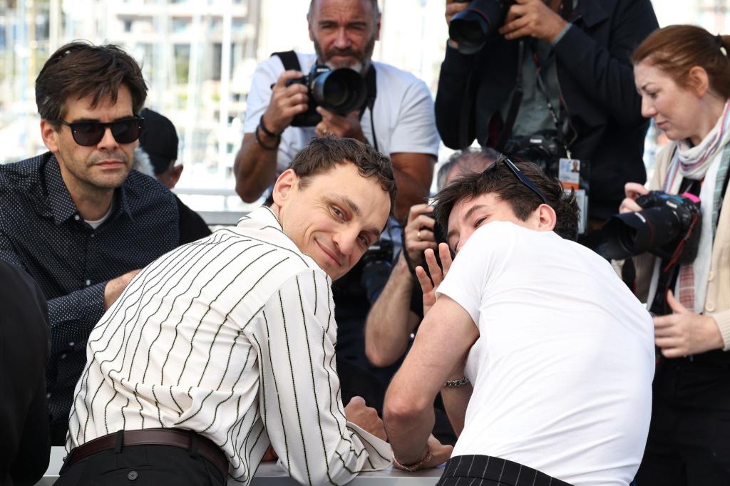 Franz Rogowski (l) und Barry Keoghan stellen ihren Film «Bird» in Cannes vor. - Foto: Marina Takimoto/ZUMA Press Wire/dpa