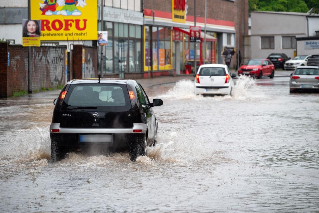 Große Regenmengen haben in manchen Orten Deutschlands zu Überschwemmungen geführt. Wie hier in der Fischbachstraße in Saarbrücken. - Foto: Harald Tittel/dpa