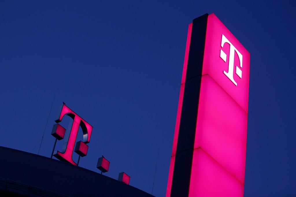 Das Logo der Deutschen Telekom leuchtet auf dem Dach der Unternehmenszentrale. - Foto: Oliver Berg/dpa
