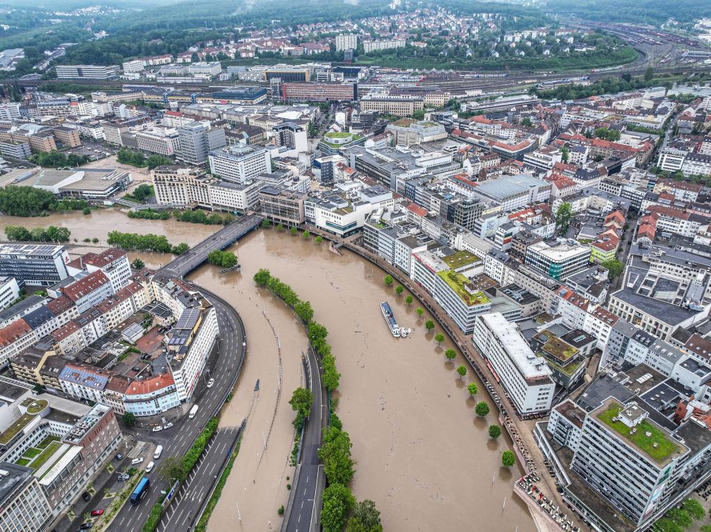 Ein Bundesland im Ausnahmezustand: Heftiger Dauerregen hat im Saarland Überflutungen und Erdrutsche verursacht. Sogar die Stadtautobahn A620 steht unter Wasser. - Foto: Laszlo Pinter/dpa