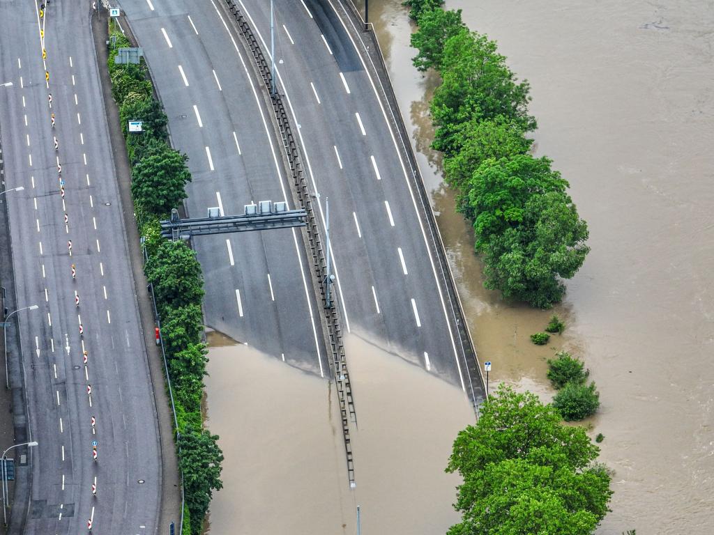 Die Autobahnauffahrt zur A620 in Saarbrücken ist überschwemmt. Heftiger Dauerregen hat im Saarland vielfache Überflutungen und Erdrutsche verursacht. - Foto: Laszlo Pinter/dpa