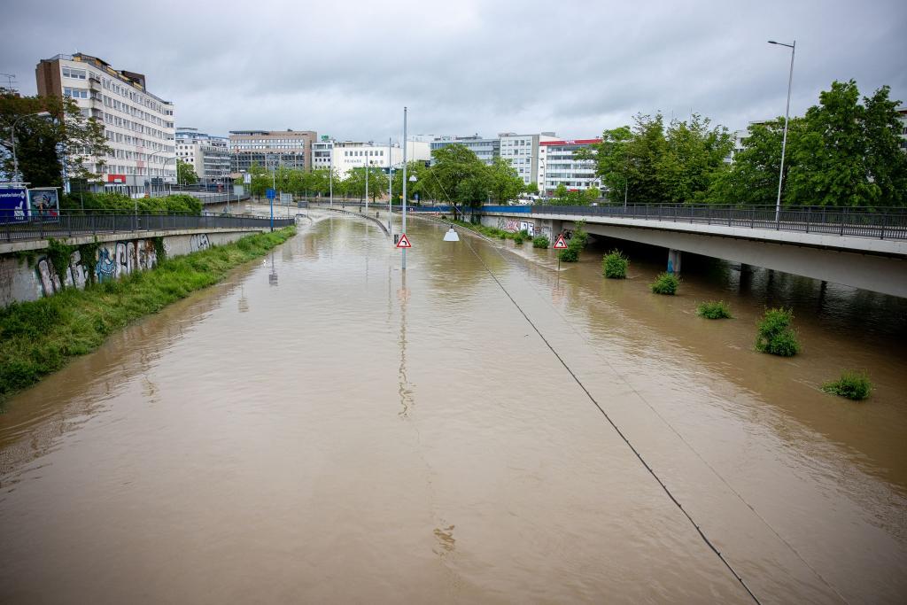 Die Stadtautobahn A620 in Saarbrücken steht unter Wasser. - Foto: Laszlo Pinter/dpa
