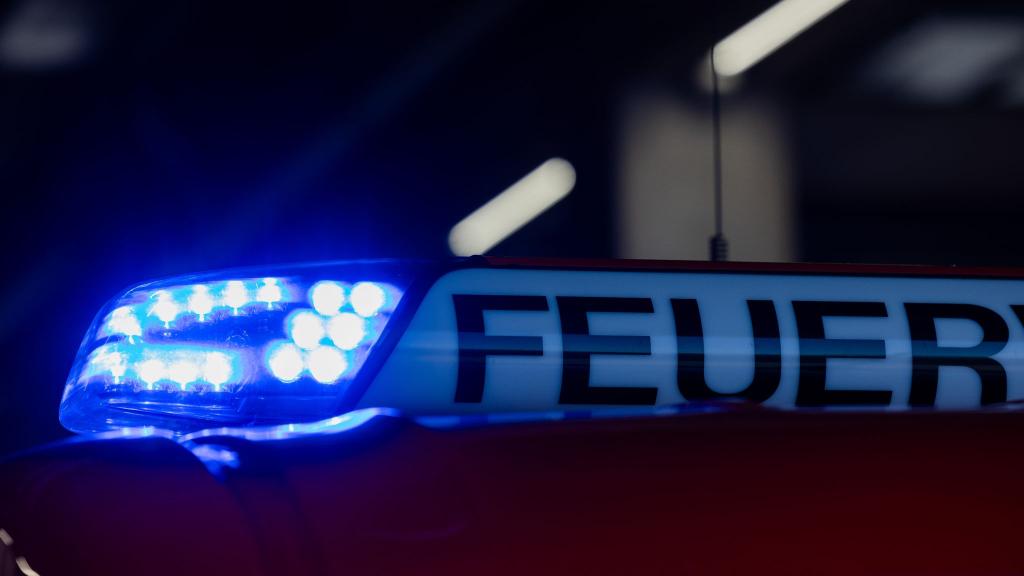 Die Feuerwehr musste in Köln eine illegale Rave-Party beenden. - Foto: Rolf Vennenbernd/dpa
