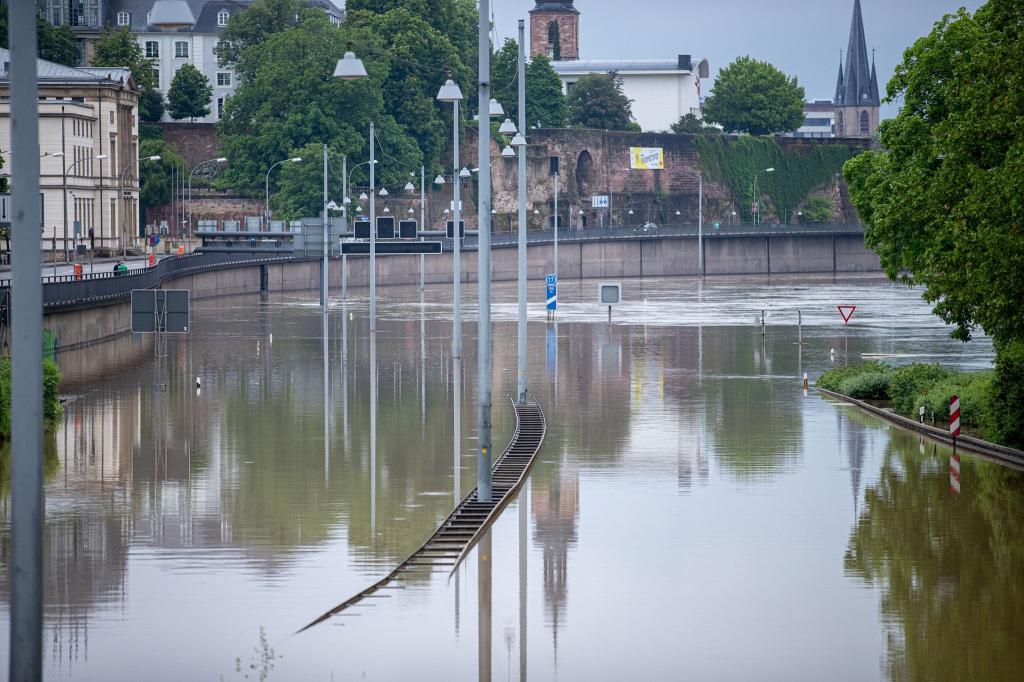 Die Stadtautobahn in Saarbrücken steht unter Wasser. - Foto: Laszlo Pinter/dpa