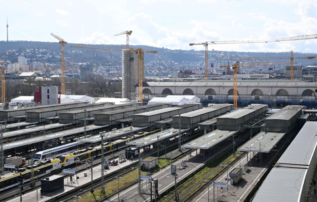 Der Bahnhof des milliardenschweren Bahnprojekts Stuttgart 21, bei der der Stuttgarter Hauptbahnhof unter die Erde verlegt werden soll. - Foto: Bernd Weißbrod/dpa