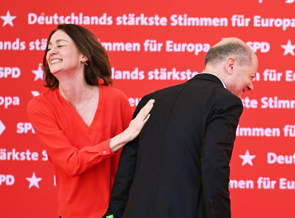 Was gibt es denn da zu lachen? Bundeskanzler Olaf Scholz nimmt zusammen mit SPD-Spitzenkandidatin Katarina Barley an einer Großkundgebung zur Europawahl teil. - Foto: Uli Deck/dpa