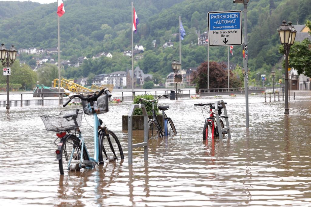 Die Promendae in Cochem in Rheinland-Pfalz steht unter Wasser. Heftiger Dauerregen hat Flüsse über die Ufer treten lassen und Überschwemmungen verursacht. - Foto: David Young/dpa