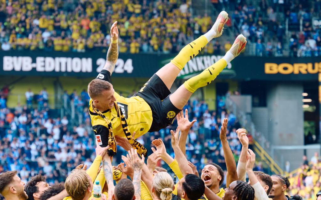 Höhenflug: Nach dem Bundesligaspiel von Borussia Dortmund gegen Darmstadt 98 wird Marco Reus in die Luft geworfen. Es war sein letztes Spiel für die Dortmunder. - Foto: Bernd Thissen/dpa