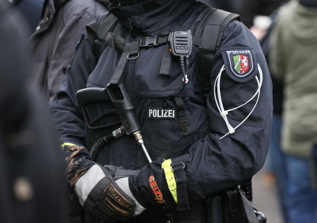 Nach dem Fußball-Bundesligaspiel zwischen Borussia Dortmund und dem SV Darmstadt 98 griffen Problemfans Polizisten an. - Foto: Friso Gentsch/dpa