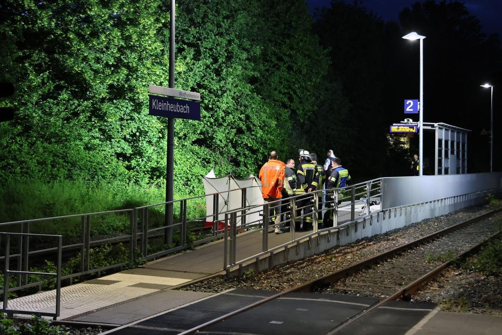Am Bahnsteig im bayerischen Kleinheubach sind zwei Männer ums Leben gekommen. - Foto: Ralf Hettler/dpa