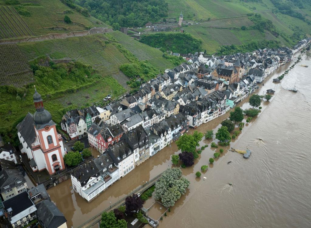Große Teile der Altstadt von Zell an der Mosel stehen unter Wasser. - Foto: Thomas Frey/dpa