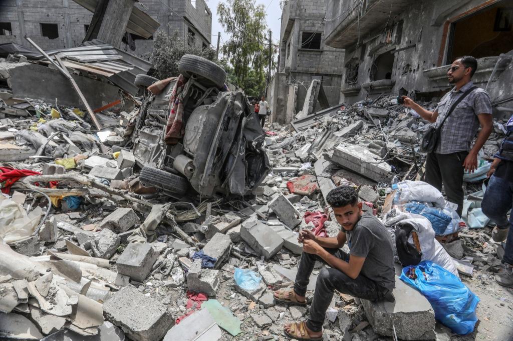 Zerstörte Häuser nach einem israelischen Luftangriff auf das Lager Nuseirat. - Foto: Abed Rahim Khatib/dpa