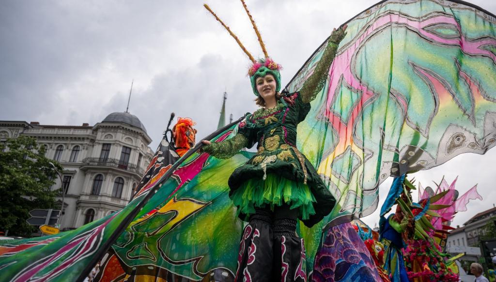 In Berlin feiern Tausende Menschen bei der Parade zum 26. Karneval der Kulturen. So wie diese Tänzerin der Gruppe «Sapucaiu No Samba». - Foto: Monika Skolimowska/dpa