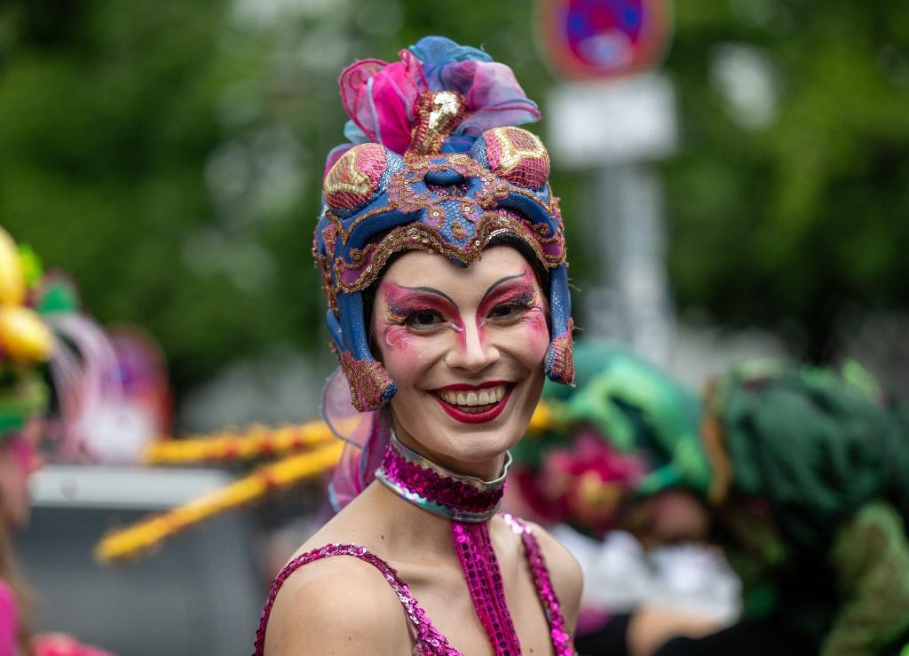 Eine Tänzerin beim 26. Karneval der Kulturen in Berlin. - Foto: Monika Skolimowska/dpa