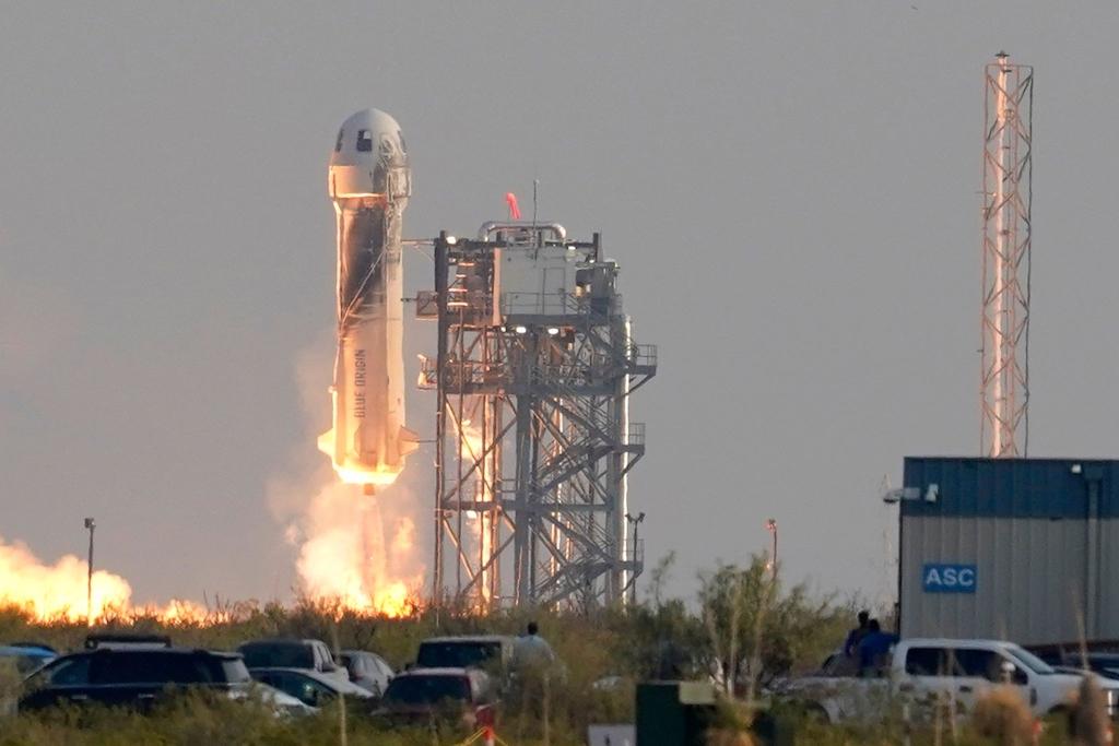 Die «New-Shepard»-Rakete von Blue Origin startet vom US-Bundesstaat Texas aus ihren Kurz-Ausflug ins Weltall (Archivbild). - Foto: Tony Gutierrez/AP/dpa