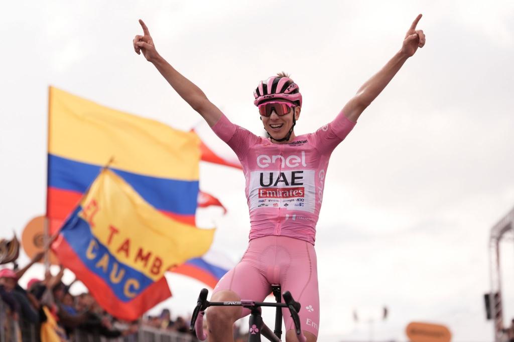 So sehen Sieger aus: Der Slowene Tadej Pogacar hat die 15. Etappe des Giro d`Italia von Manerba del Garda nach Livigno am schnellsten bezwungen. - Foto: Gian Mattia D'Alberto/LaPresse/AP