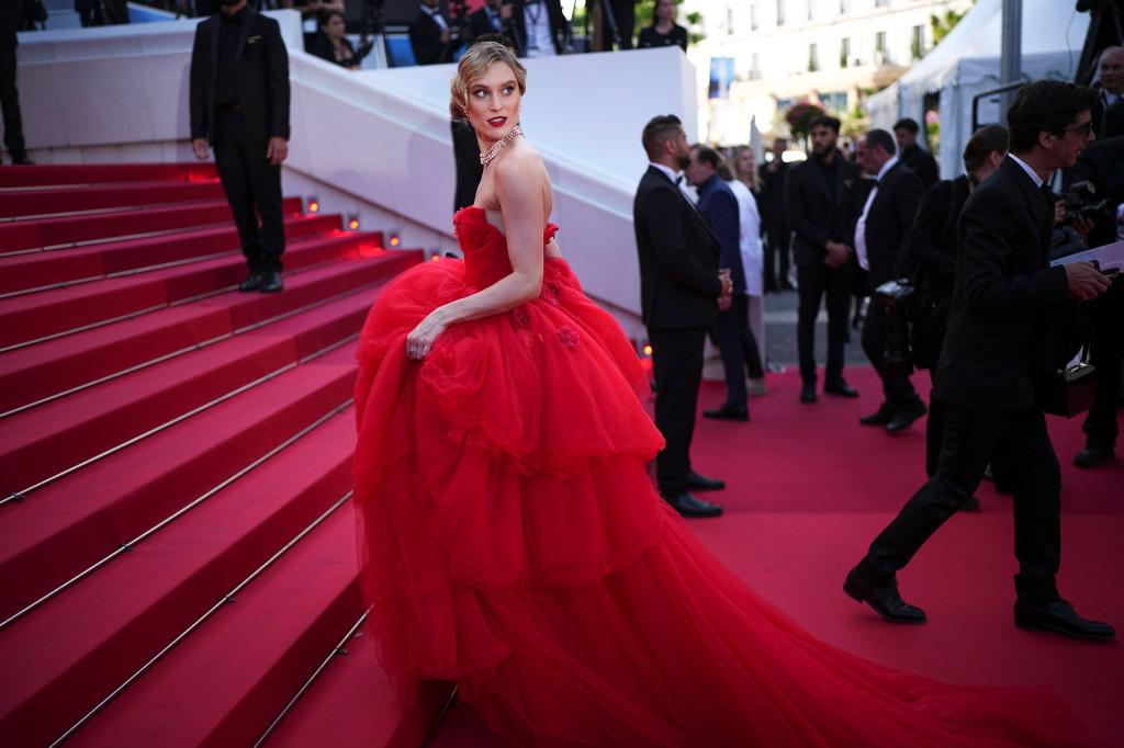 Vor acht Jahren wurde sie «Germany’s Next Topmodel»: Nun zeigt sich Kim Hnizdo in einem eleganten Ballkleid bei den Filmfestspielen in Cannes. Dort geht es für die 28-Jährige zur Premiere des Westerns «Horizon: An American Saga» mit Kevin Costner. - Foto: Daniel Cole/Invision/AP