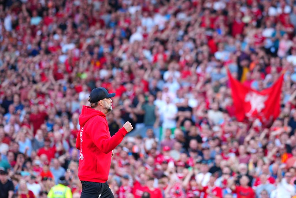 Er wird fehlen: Mit großen Emotionen und einem standesgemäßen Sieg hat sich Jürgen Klopp als Trainer des FC Liverpool verabschiedet. Der 57-Jährige feierte in seinem 491. und letzten Spiel für die Reds ein 2:0 gegen die Wolverhampton Wanderers. - Foto: Jon Super/AP