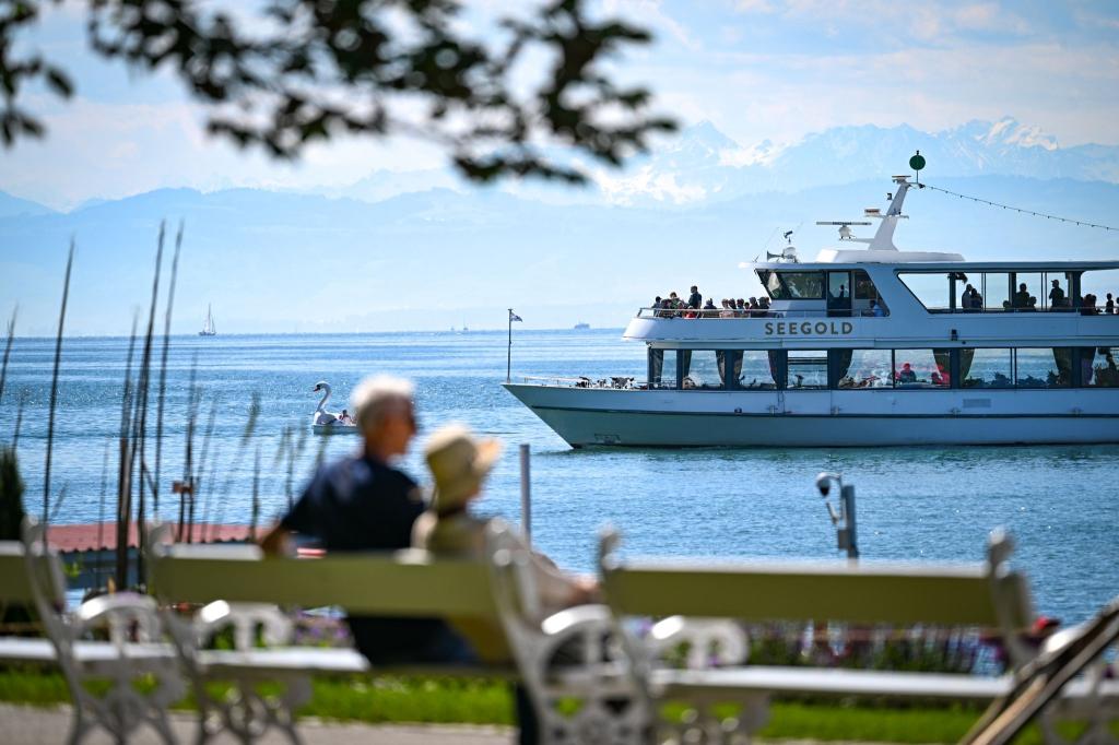 Was für eine Kulisse am Pfingstmontag: Das Passagierschiff Seegold fährt bei Sonnenschein in Überlingen am Bodensee ein. - Foto: Felix Kästle/dpa