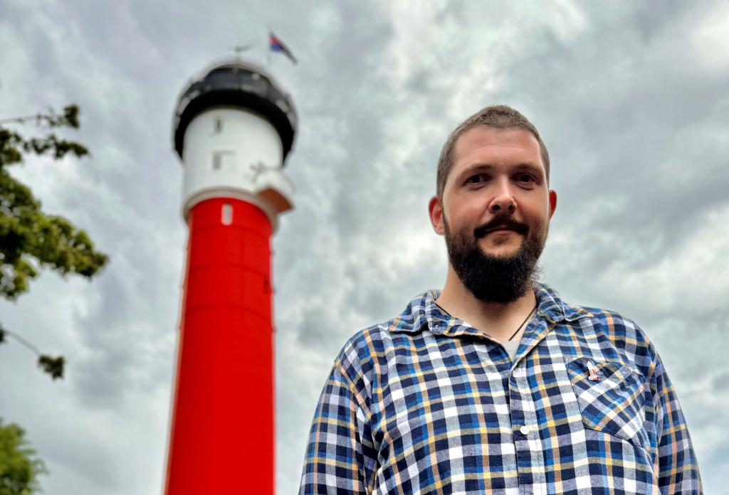 Daniel Jochheim ist der neue Leuchtturmwärter auf der Nordseeinsel Wangerooge. - Foto: Jörn Hüneke/dpa
