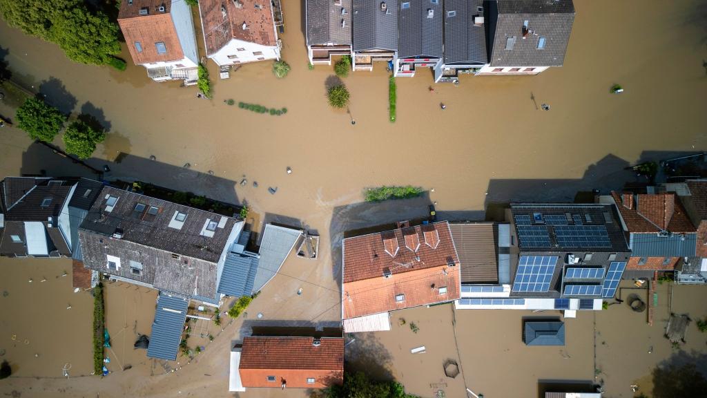 Bewohner im überschwemmten Kleinblittersdorf im Saarland mussten von der Feuerwehr mit Booten aus ihren Häusern gerettet werden. - Foto: Andreas Arnold/dpa