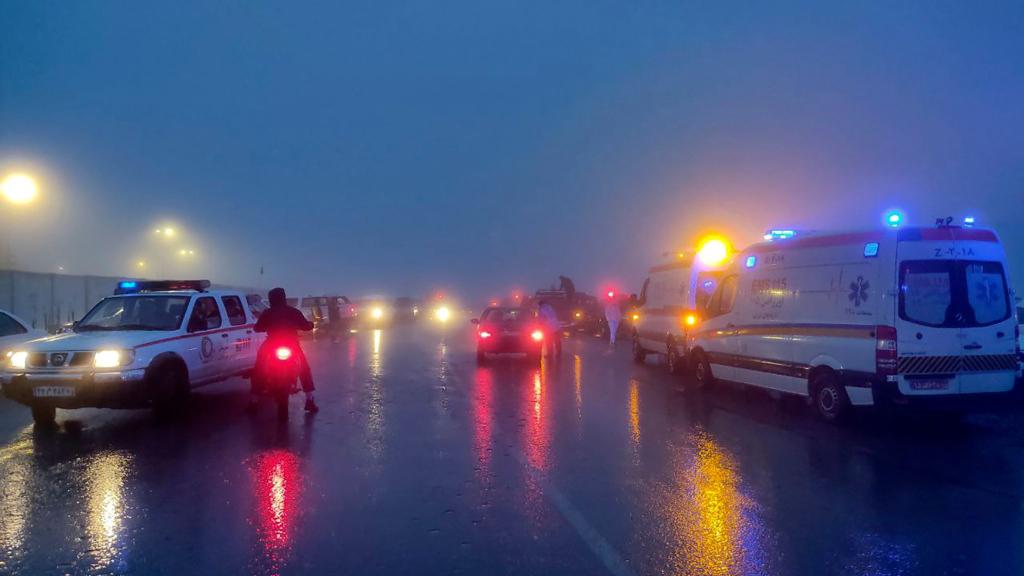 Rettungsteams im iranischen Varzaghan im Einsatz: Strömender Regen und Wind erschwerten die Suche in der bergigen Region. - Foto: Azin Haghighi/Moj News Agency/AP/dpa