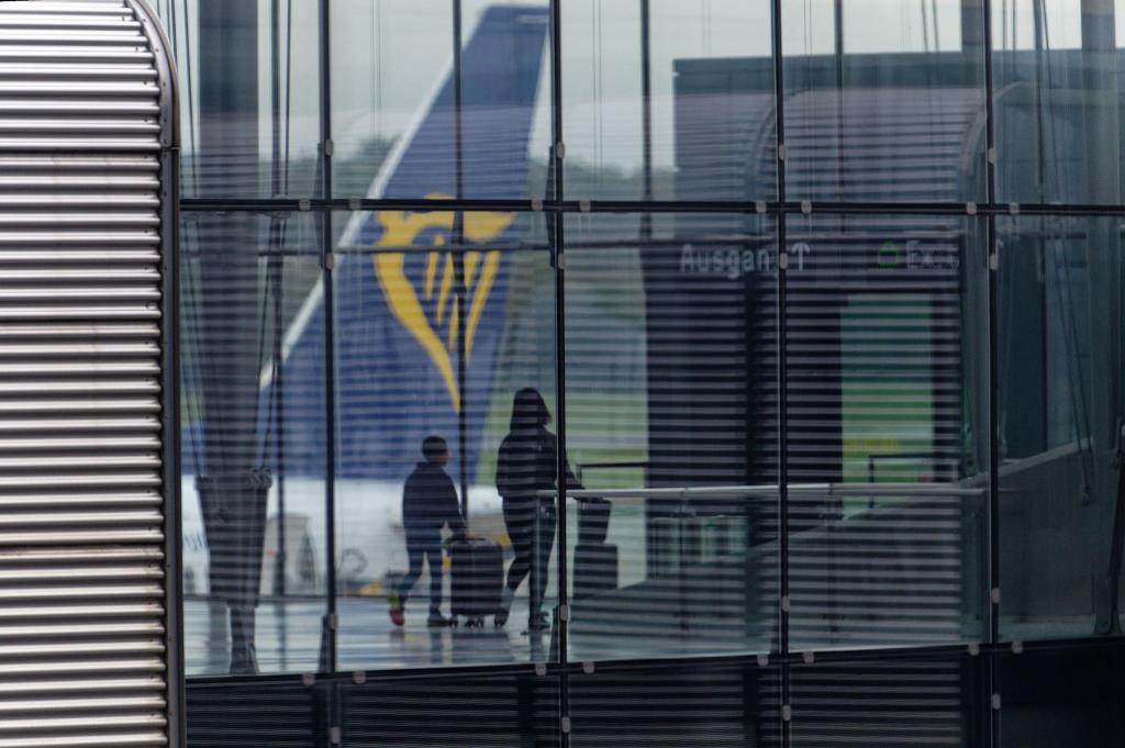 In den vergangenen Monaten musste Ryanair Flüge streichen und seine Passagierprognose kürzen. - Foto: Henning Kaiser/dpa