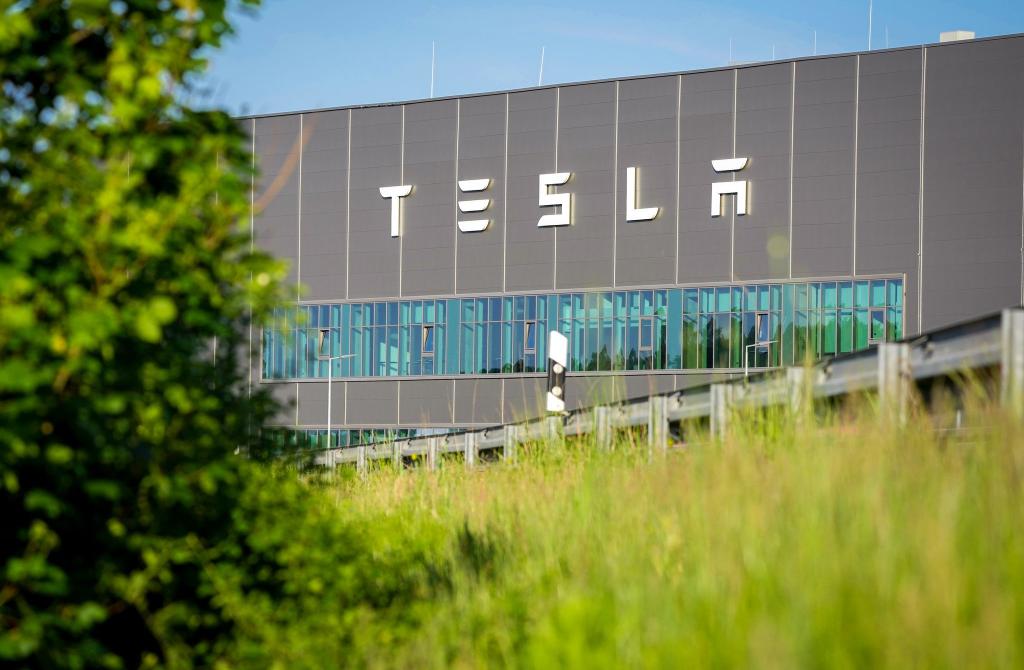 Gemeindevertreter von Grünheide hatten am Donnerstagabend einen Bebauungsplan beschlossen, der den Weg für eine Erweiterung des Tesla-Werkes freimacht. - Foto: Soeren Stache/dpa