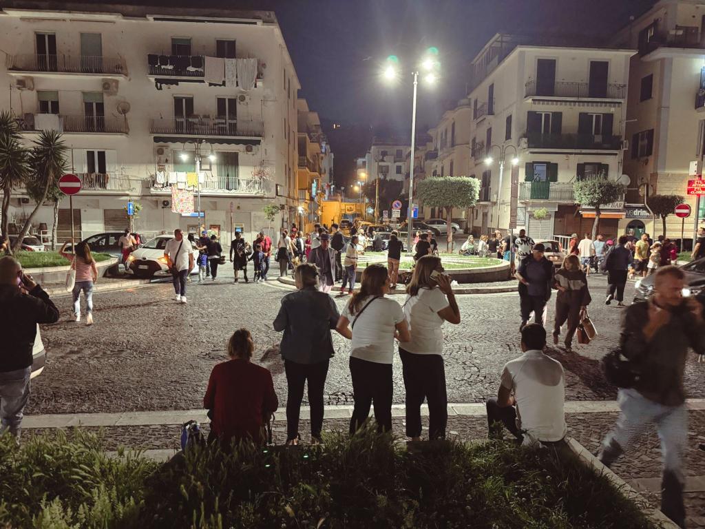 Menschen harren in Neapel aus Angst vor weiteren Erdstößen auf der Straße aus. - Foto: Alessandro Garofalo/LaPresse via ZUMA Press/dpa