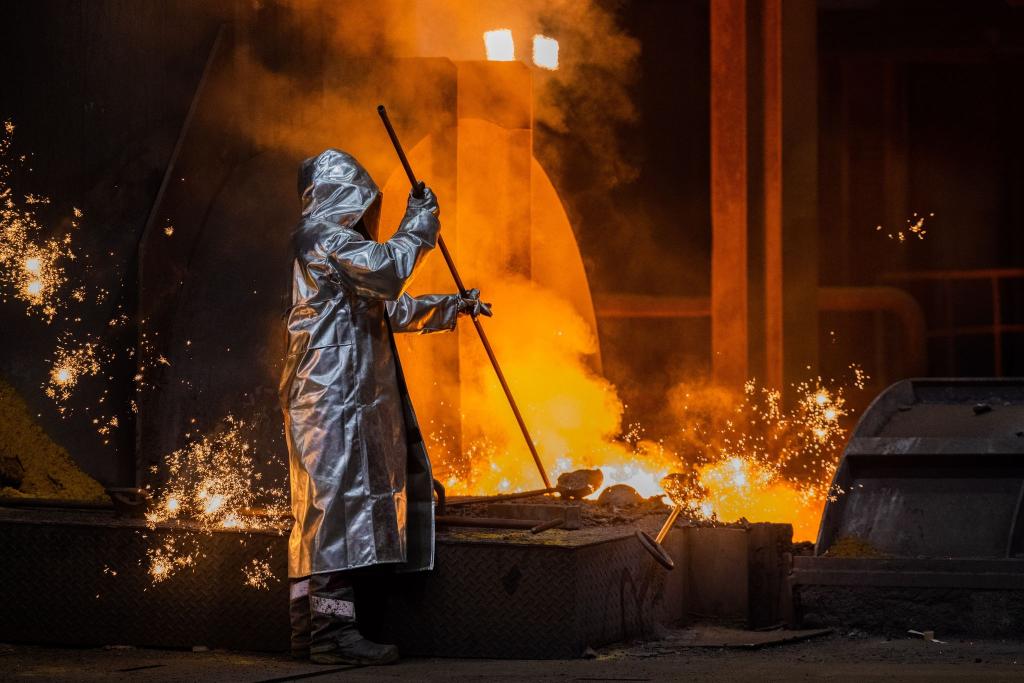 Ein Stahlarbeiter an einem Hochofen: Die Erzeugerpreise erfassen den Preisdruck auf Herstellerebene. - Foto: Rolf Vennenbernd/dpa
