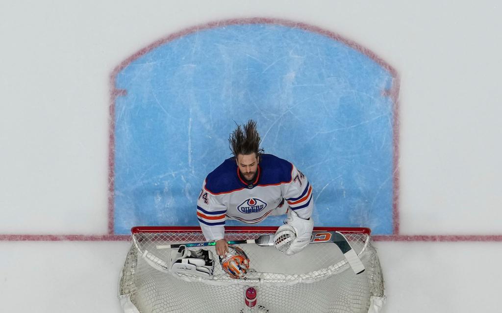 Bereit für die Herausforderung: Stuart Skinner, Eishockey-Torwart der Edmonton Oilers, schüttelt sich vor dem Spiel der Stanley-Cup-Playoffs gegen die Vancouver Canucks das Wasser aus den Haaren. Die Oilers gewannen mit 3:2. - Foto: Darryl Dyck/The Canadian Press/AP/dpa