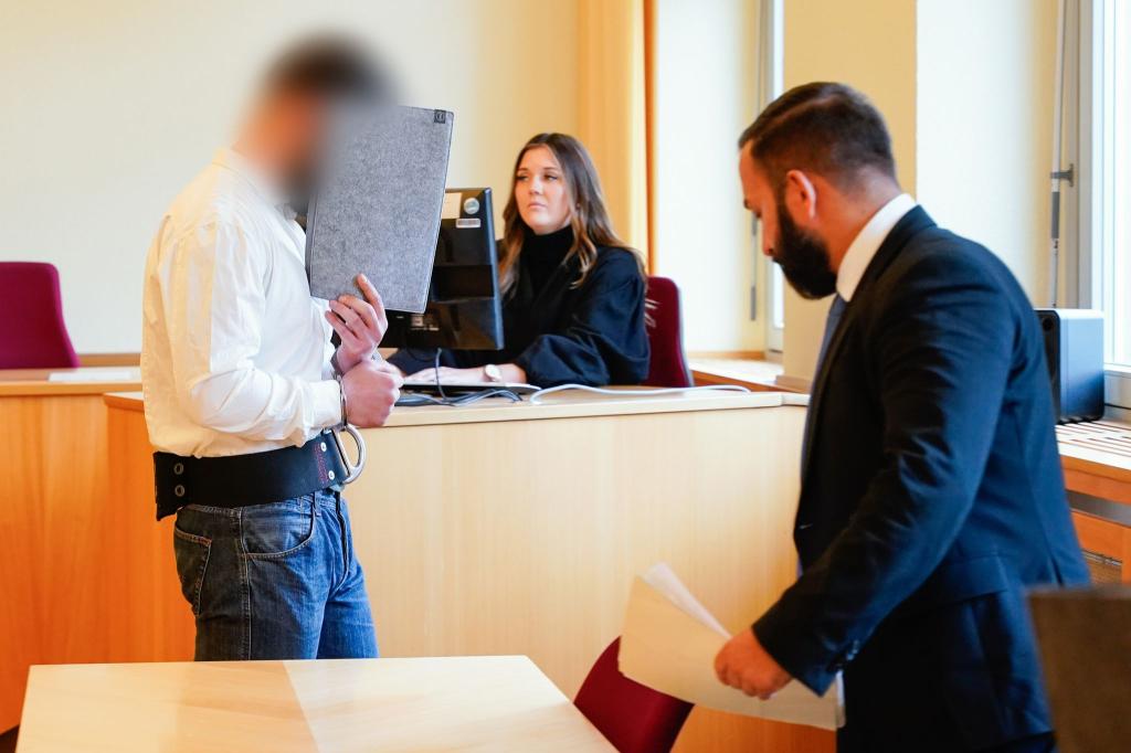 Einer der Angeklagten im Verhandlungssaal des Amtsgerichts Ludwigshafen. - Foto: Uwe Anspach/dpa