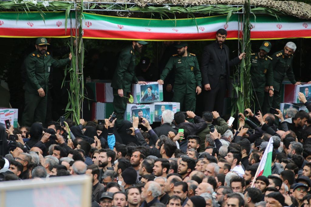 Menschen nehmen an einem Trauerzug für den verstorbenen iranischen Präsidenten Raisi, Irans Außenminister Amirabdollahian und weitere Minister teil, die bei einem Hubschrauberabsturz ums Leben kamen. - Foto: Mehrvarz Ahmadi/dpa